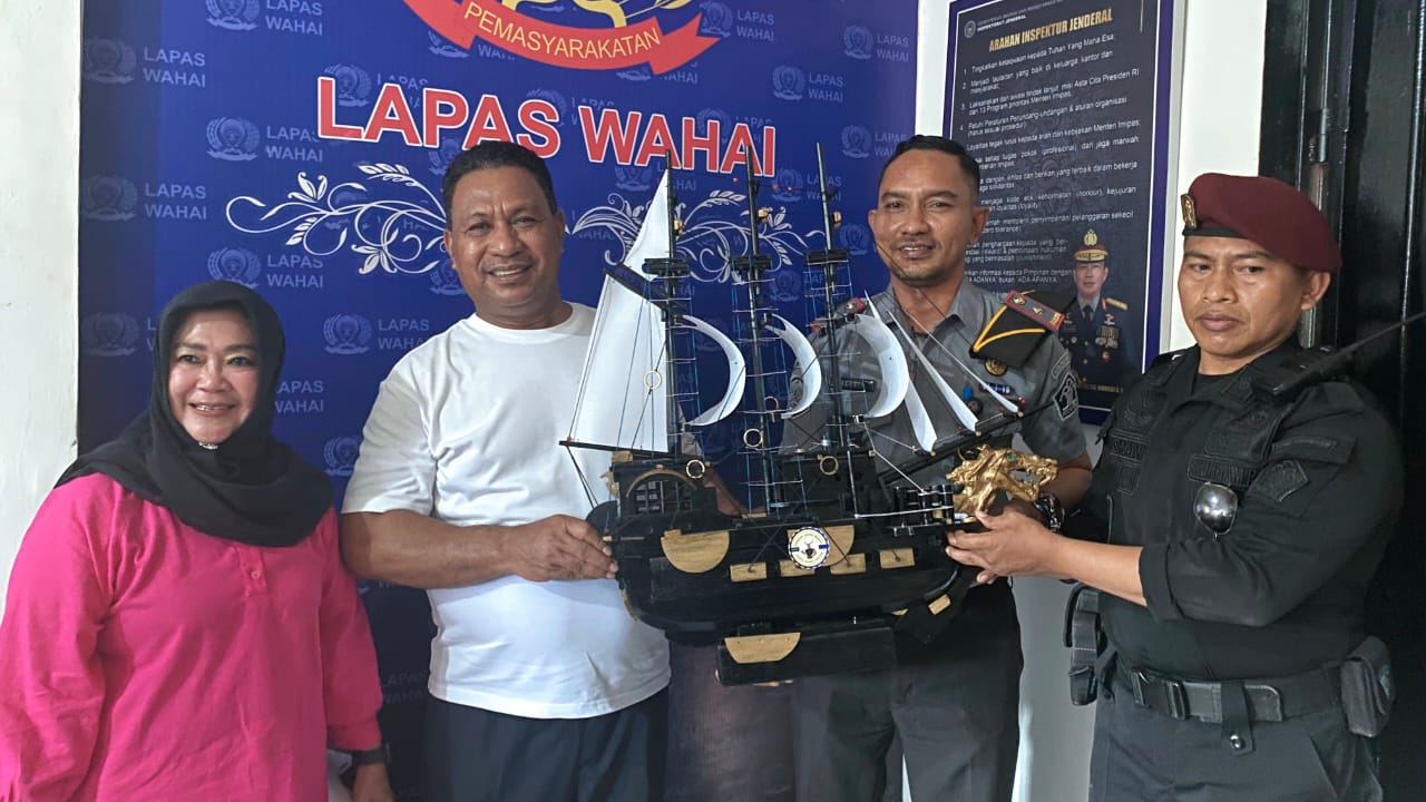 Miniatur Perahu Phinisi, Karya Warga Binaan Lapas Wahai. Terlihat Wagub Maluku dan Kalapas Wahai tengah berpose dengan kerajinan tangan hasil karya warga binaan.