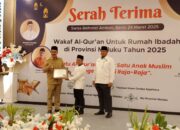 Gubernur Maluku Serahkan 24.000 Wakaf Al-Qur’an