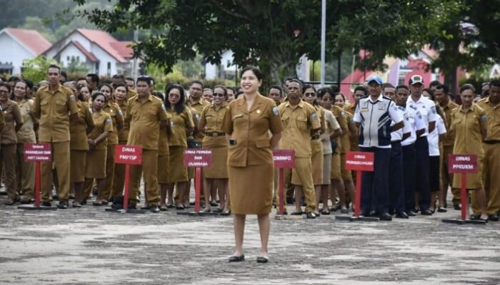 Perdana di Periode Kedua, Bupati Noach Pimpin Apel Gabungan ASN