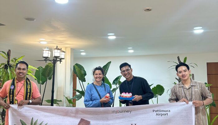 Rayakan 3 Hari Besar, PT Angkasa Pura Ambon Beri Oleh-Oleh Buat Penumpang.