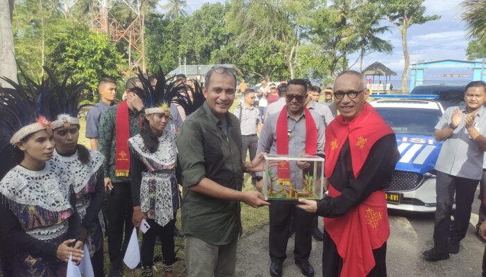 Wamen Edy Hiariej Terima Gelar Adat Dari Negeri Rutong.