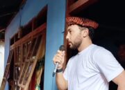 Kenakan Ifutin Dikepala, Denny Landzaat Masuk Rumah Tua Di Waepotih.