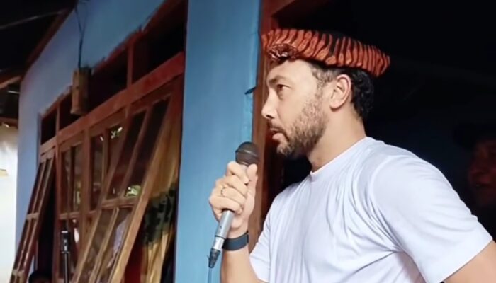 Kenakan Ifutin Dikepala, Denny Landzaat Masuk Rumah Tua Di Waepotih.