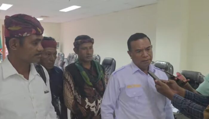 Mengadu Ke DPRD Maluku, Tokoh Adat Nyatakan Tolak 20 Koperasi Di Areal Gunung Botak.