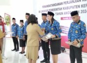 Wabup Tanimbar Serahkan SK CPNS dan PPPK, Harapkan ASN BerAKHLAK