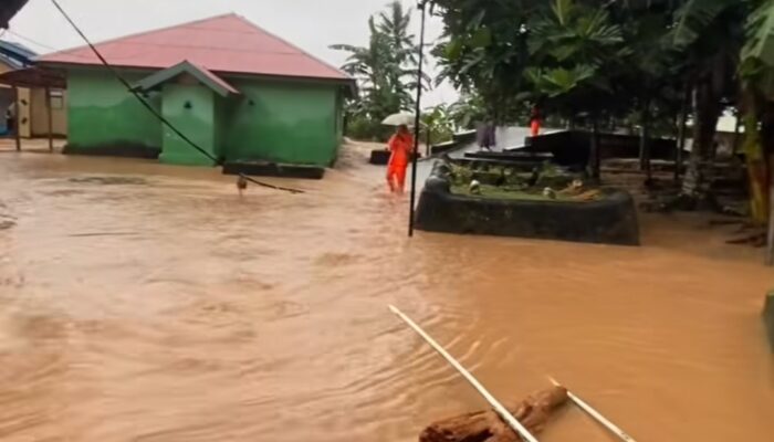 Banjir Merendam Pemukiman Warga Di Ambalau, Masyarakat Butuh Bantuan.