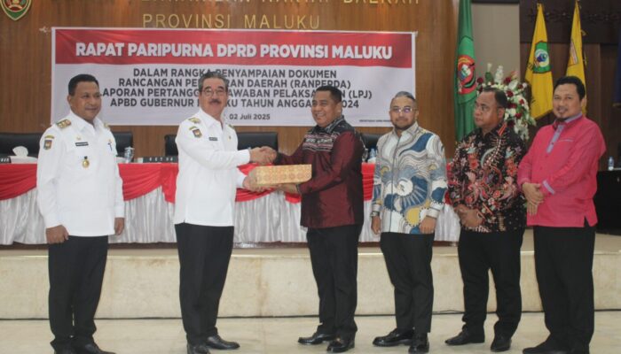 Didampingi Wagub, Gubernur Serahkan Dokumen RANPERDA LPJ Pelaksanaan APBD Maluku TA 2024.