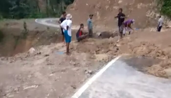 BPJN Lamban Atasi Longsor Ruas Jalan Namrole-Leksula, Masyarakat Bursel Mengeluh.