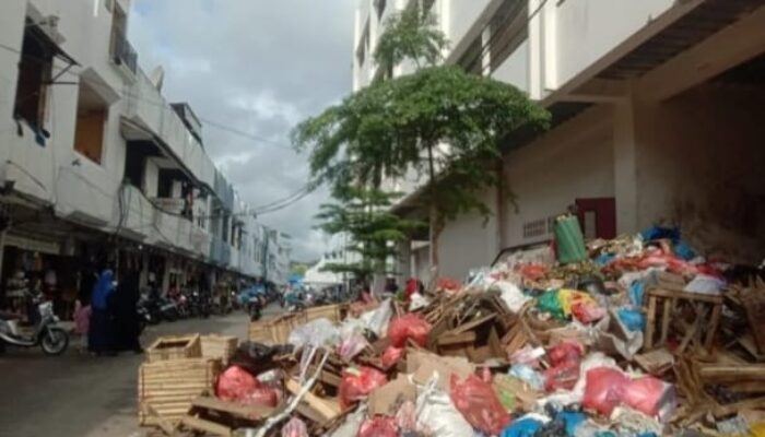 Wujudkan Implementasi Kerjasama, Disperindag Maluku-DLH Kota Ambon Bersihkan Sampah Pasar Mardika