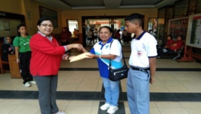 Santuni Siswa Korban Kebakaran  Benteng Atas.,SMA Negari 1  Ambon Wujudkan Program SMANSA Berbagi