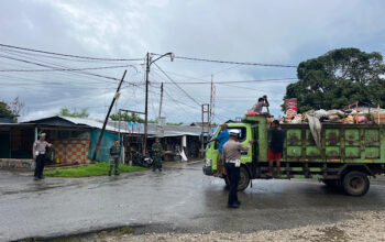 TNI Polri Atur Lalu Lintas di Pasar Omele Jelang Lebaran