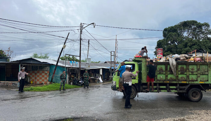 TNI Polri Atur Lalu Lintas di Pasar Omele Jelang Lebaran