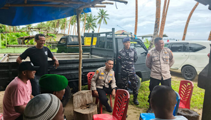 Patroli Gabungan TNI-Polri Jaga Keamanan Pantai Weluan