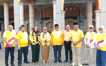 Berbagi Kasih, Ketua DPD Golkar Maluku Salurkan Hewan Kurban Kepada Masyarakat