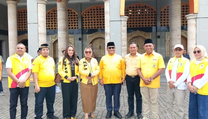 Berbagi Kasih, Ketua DPD Golkar Maluku Salurkan Hewan Kurban Kepada Masyarakat