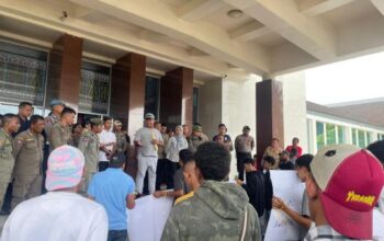 Demo Minta Harta Rp5 Miliar