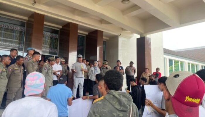Demo Minta Harta Rp5 Miliar