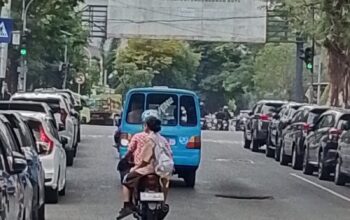 Dishub Ambon Tak Bernyali, Parkir Liar Kendaraan Pegawai BPD Maluku-Malut Di Areal Traffic Light Sengaja Dibiarkan