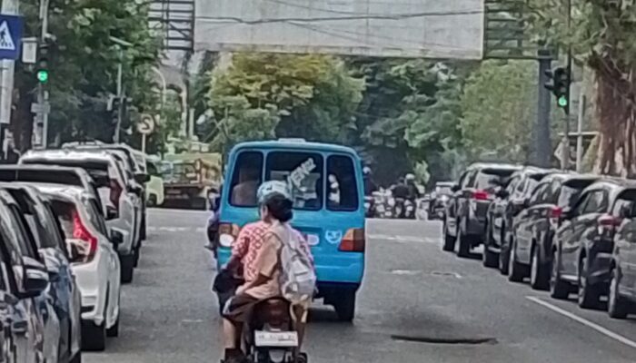Dishub Ambon Tak Bernyali, Parkir Liar Kendaraan Pegawai BPD Maluku-Malut Di Areal Traffic Light Sengaja Dibiarkan